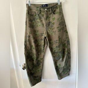 GAP gently worn Petite High rise print barrel jeans.